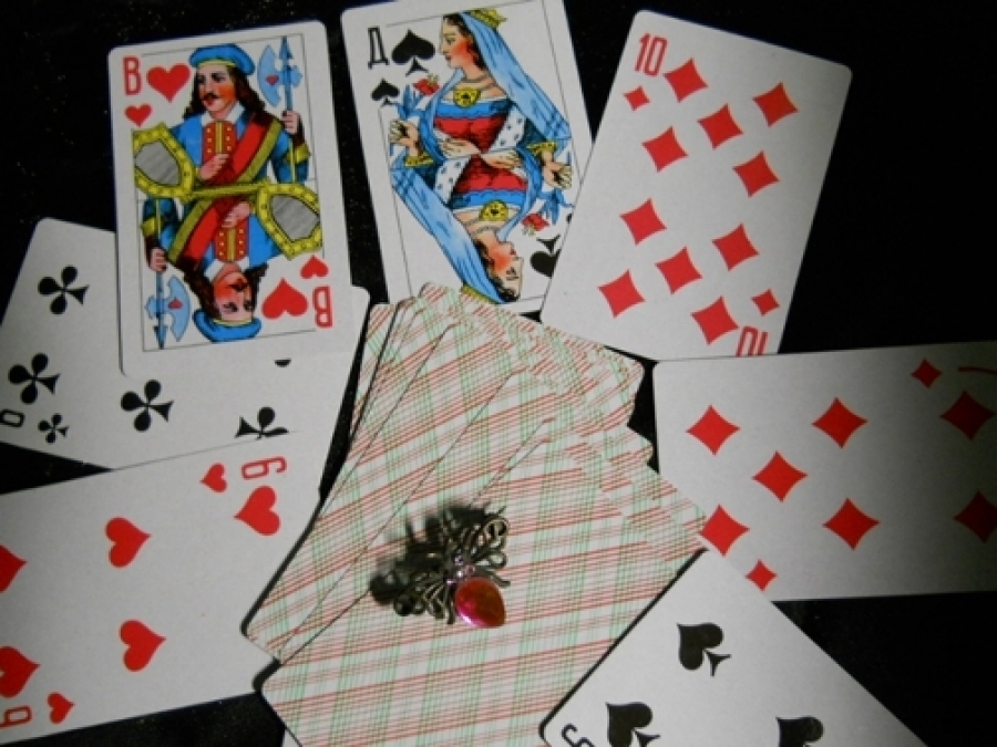 Гадание на игральных картах - «Семь карт» (чтобы узнать что делает человек и его мысли).