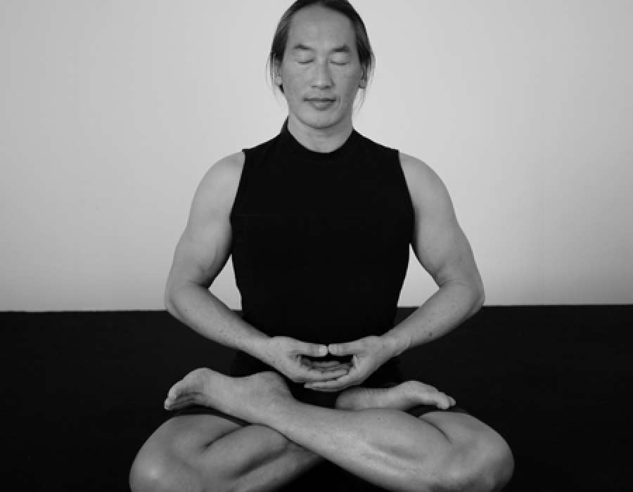 Родни Йии (Rodney Yee) - Преподаватель йоги.